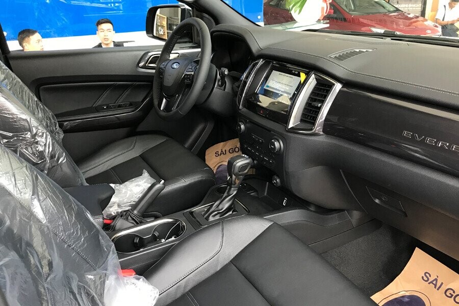 Nội thất Ford Everest Titanium 2.0L AT 4WD - Hình 2