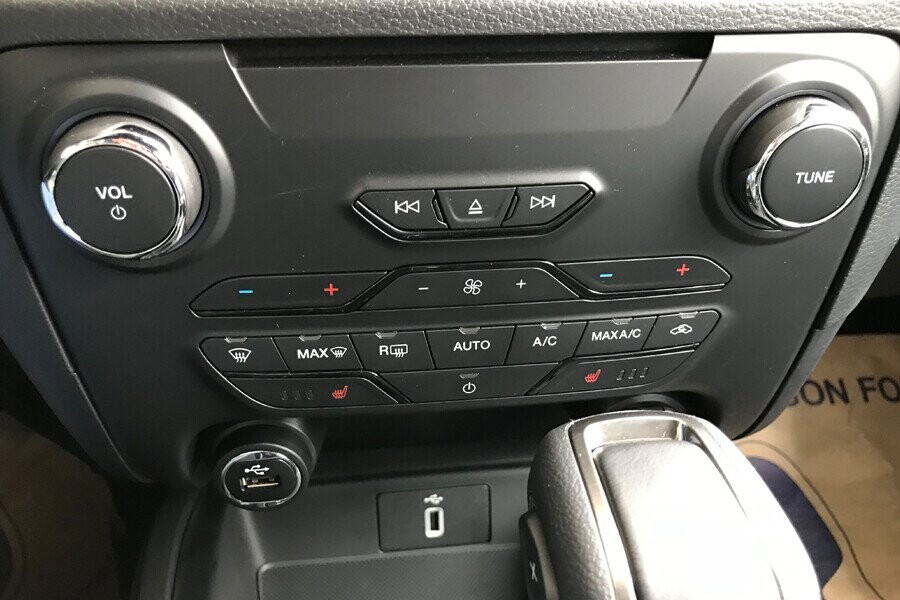 Nội thất Ford Everest Titanium 2.0L AT 4WD - Hình 11